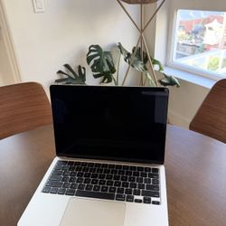 Used Like New MacBook Air 13” M4 2025, Starlight