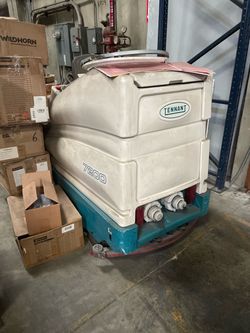 Tenant 7200 floor scrubber electric rider
