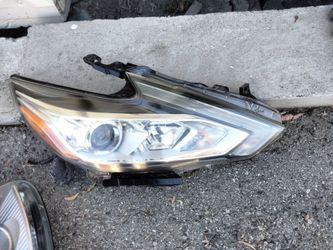 2016-2018 Nissan Altima (passenger side) with lights bulbs and accessories OEM.