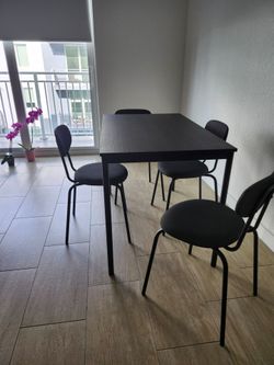 Table + 4 chairs