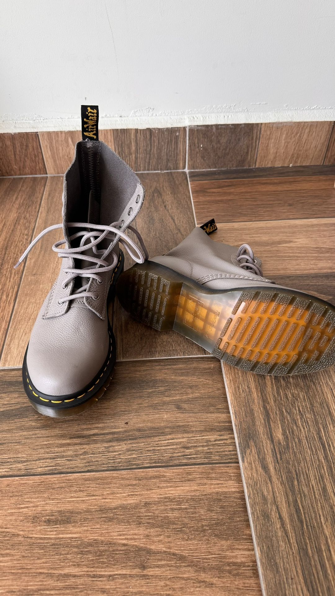 NEW Dr. Martens Women's 1460 Pascal VIRGINIA LEATHER BOOTS sz 8 Gray color