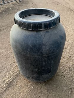 Sealed storage of food bin