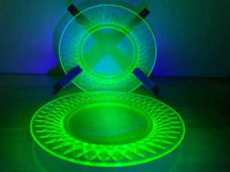 2 Vintage 7.5” Uranium Green Depression Glass Plates Diamond Optic