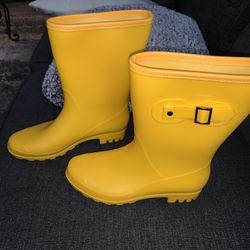 Yellow Rain boots Size 7 Women’s 