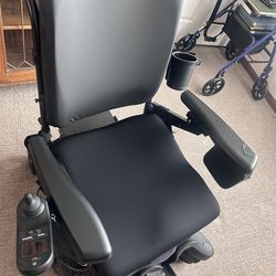 Quickie q700m electric wheelchair/lift