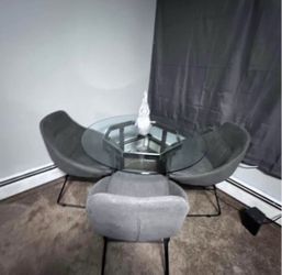 Round dinner table