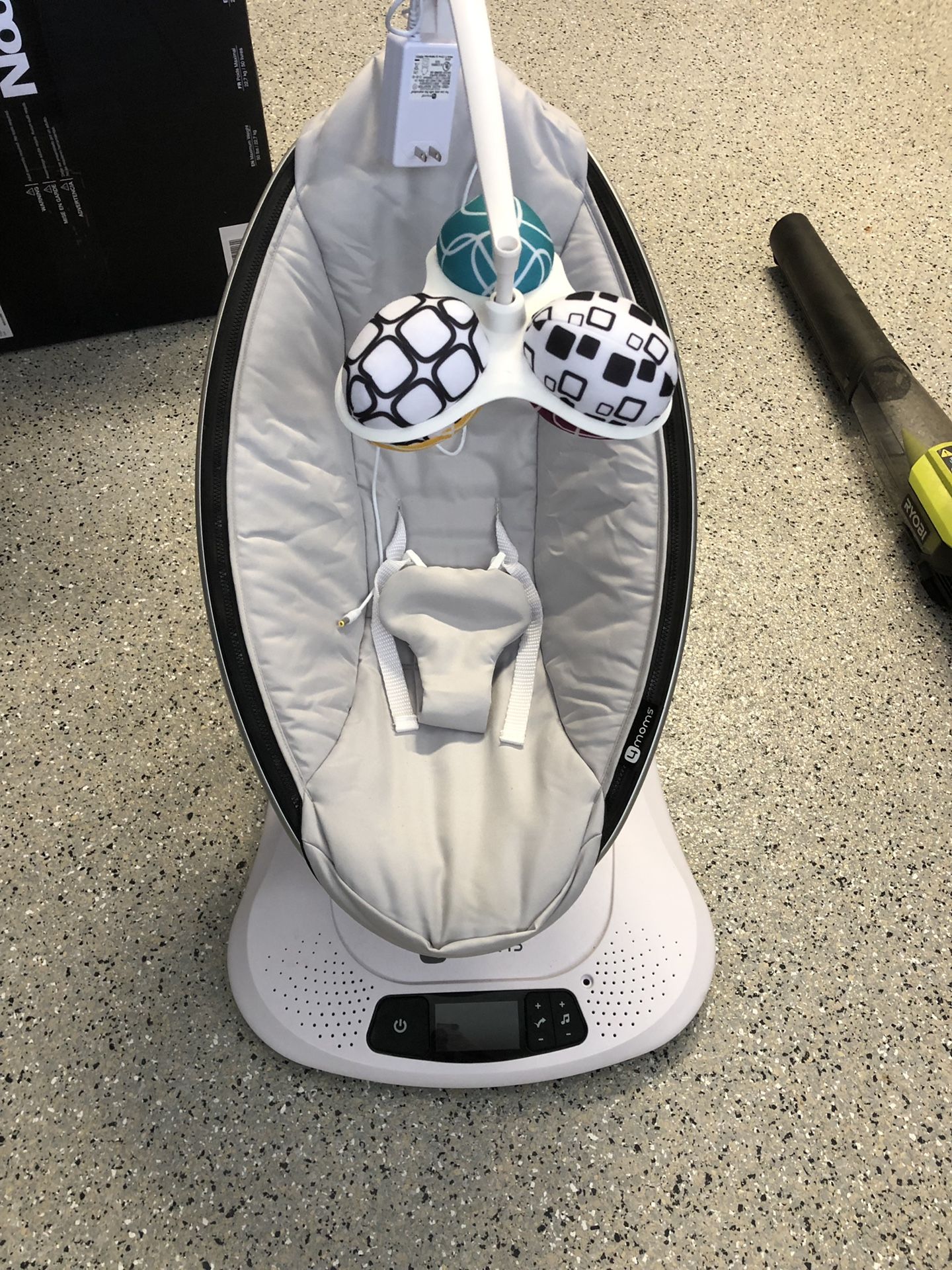 4moms mamaRoo 4 Baby Swing, high-tech Baby Rocker, Bluetooth Enabled