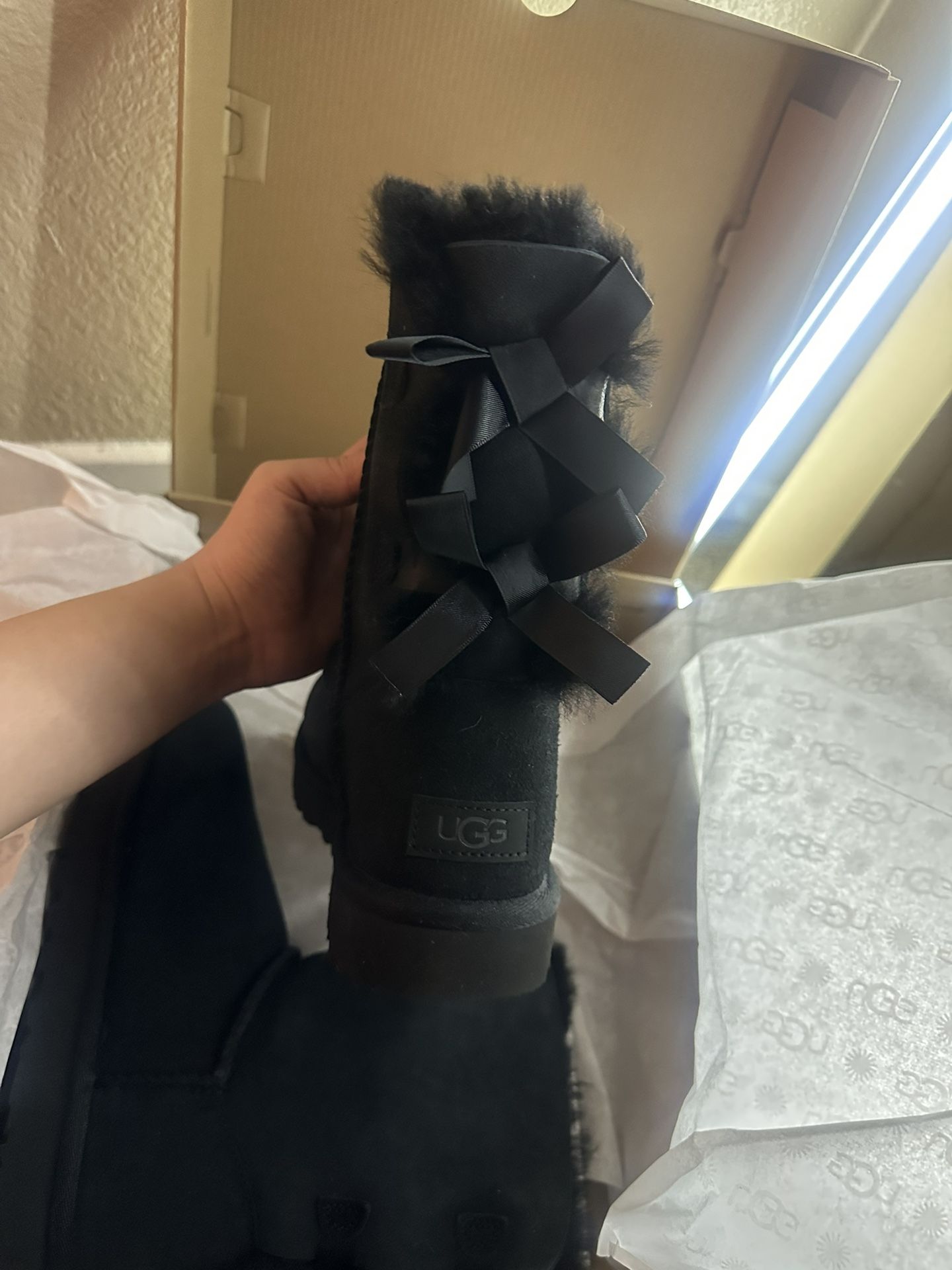UGGS 8 BLACK BAILEY BOW 2 (NEW IN BOX)