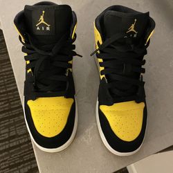 2017 Jordan 1 Retro Mid “New Love”