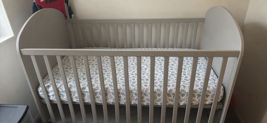 Baby crib with mattress