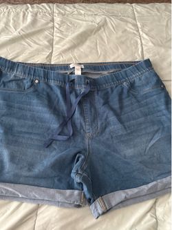 Woman’s plus mini bundle blue jean shorts and black capris 3x