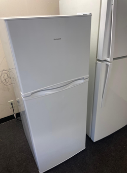 Hotpoint Top Freezer Fridge – White, Clean Interior, Compact
