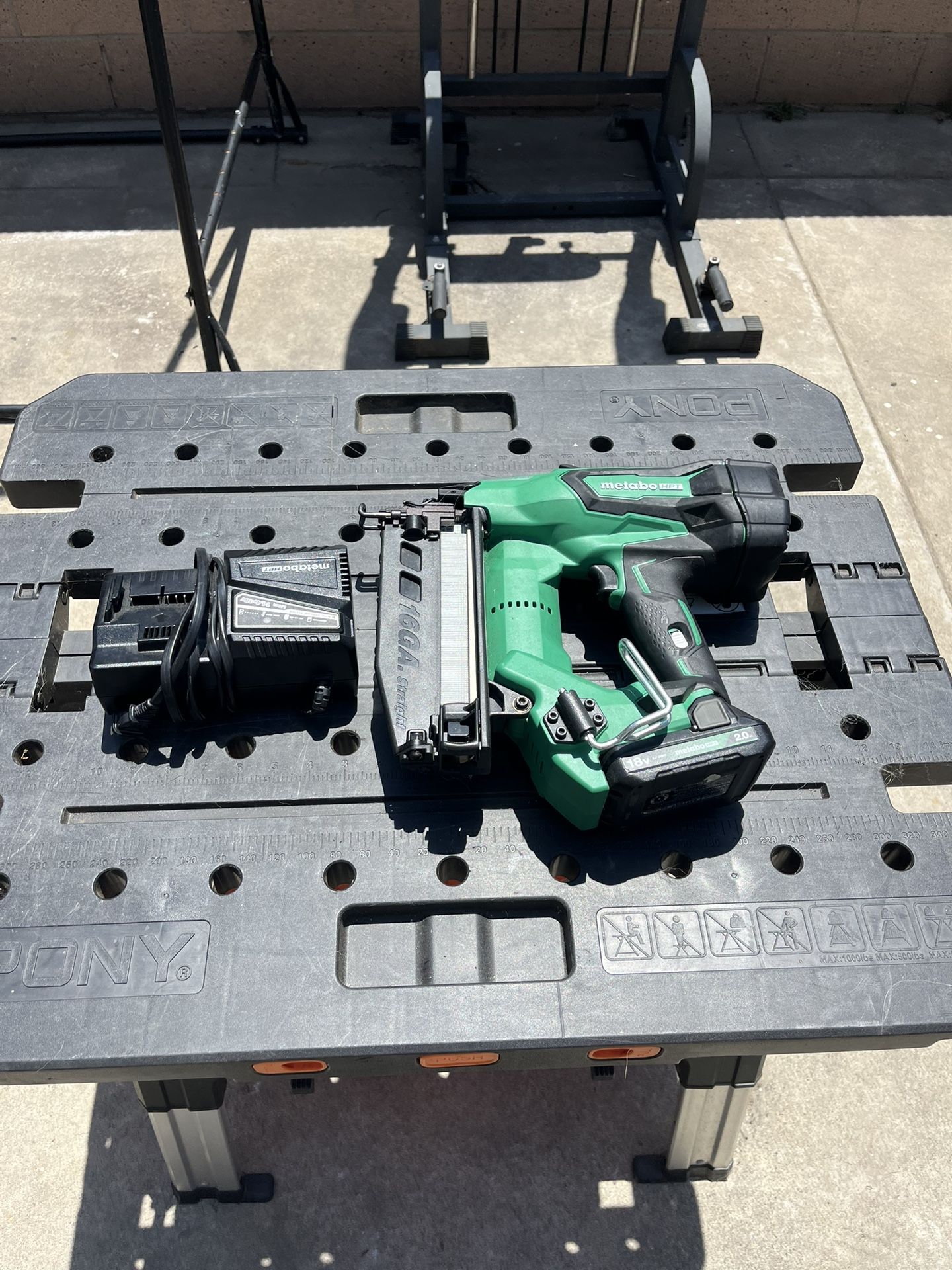 18V MetaboHPT 16 Gauge Cordless Finish Nailer Kit