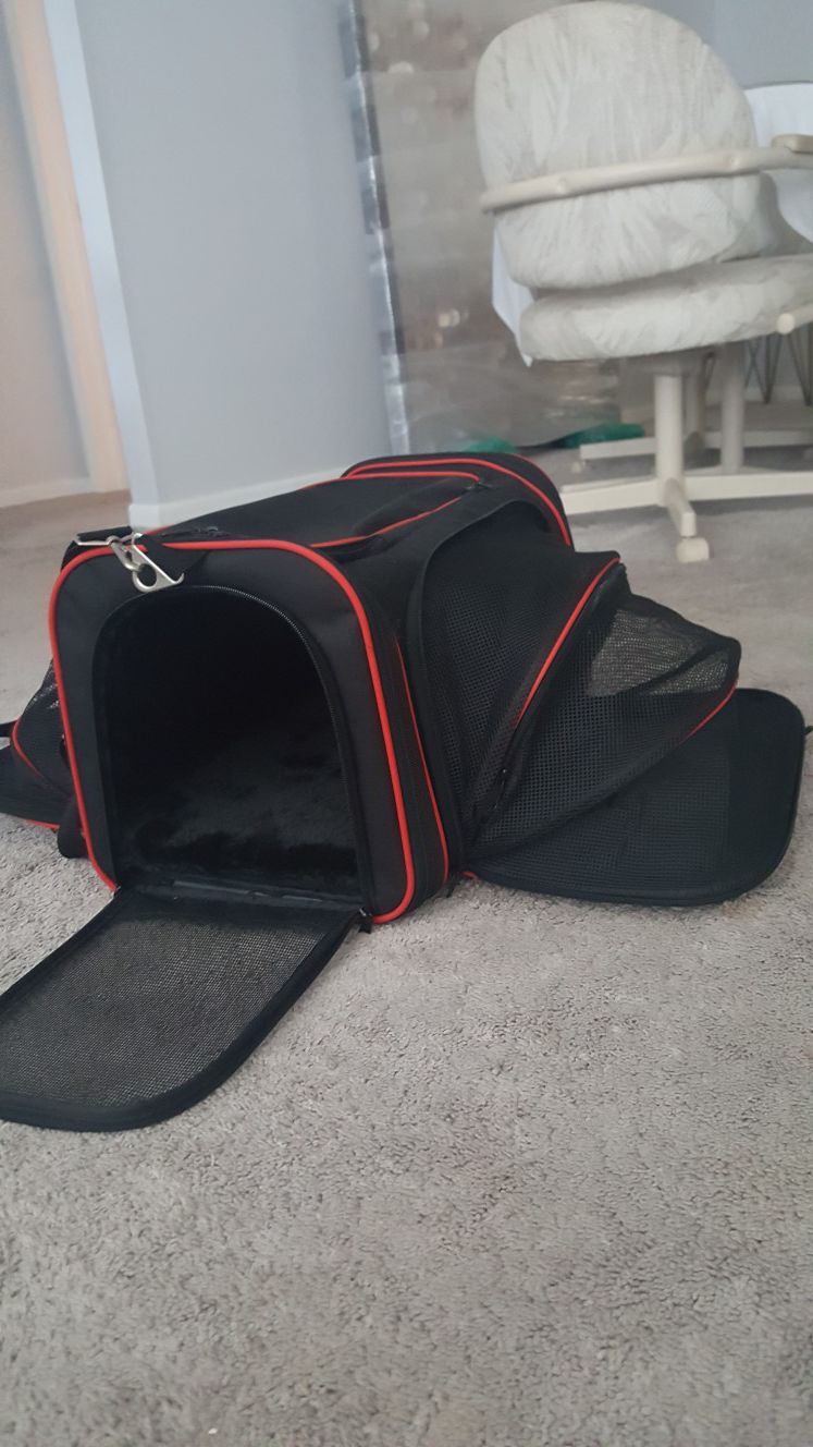Small pet carrier w/ extras