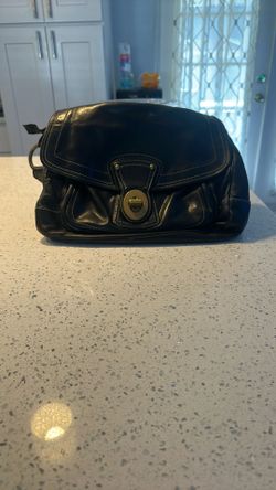 Coach Black Leather Shoulder Bag With Gold Tone Hardware