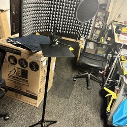 Stand with mic cover and background shield 