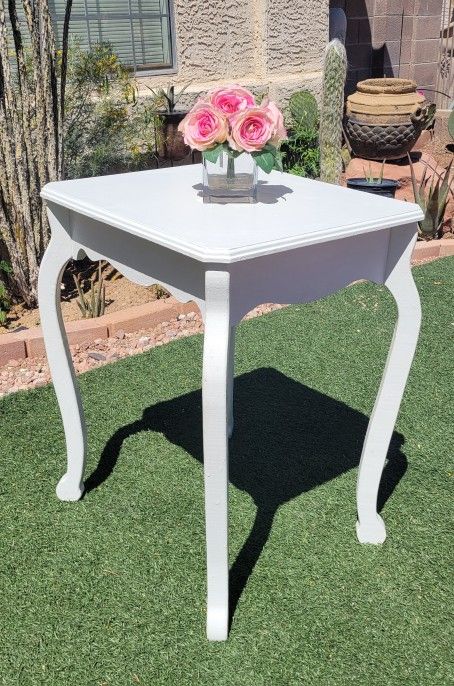 Vintage White Table End Table Or Side Table ❌️CASH ONLY❌️FIRM❌️ (Delivery $10)