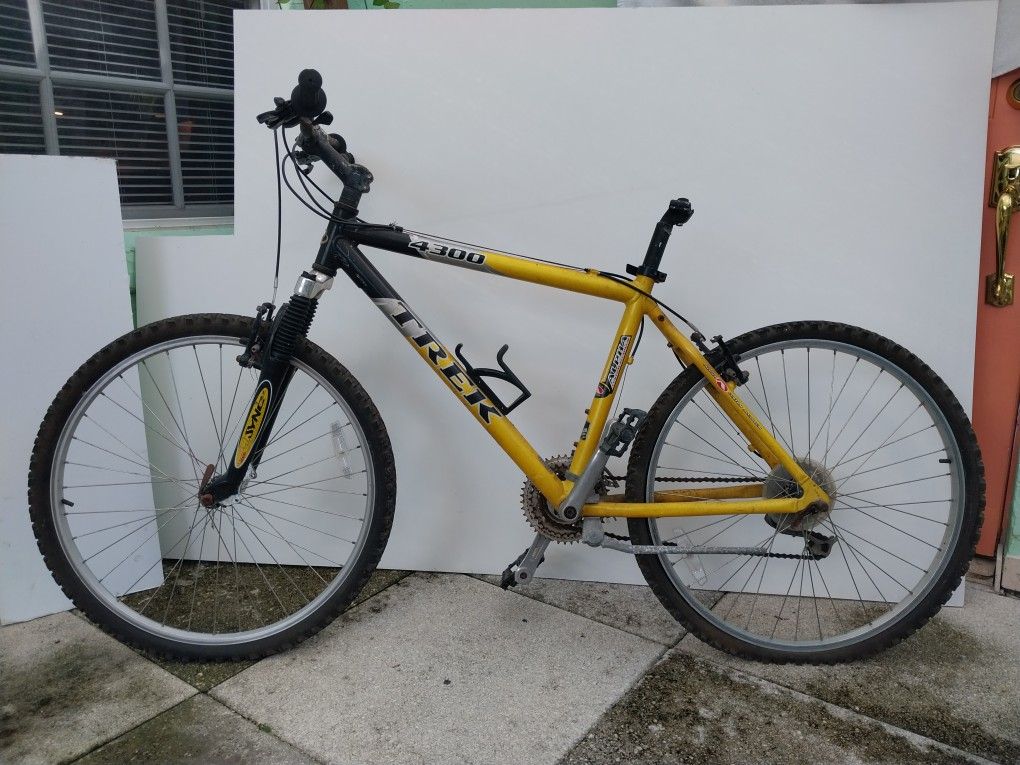 TREK 4300 Mountain Bike 18"NEEDS REPAIR
