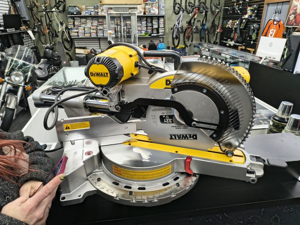 DEWALT COMPOUND SLIDING SAW 