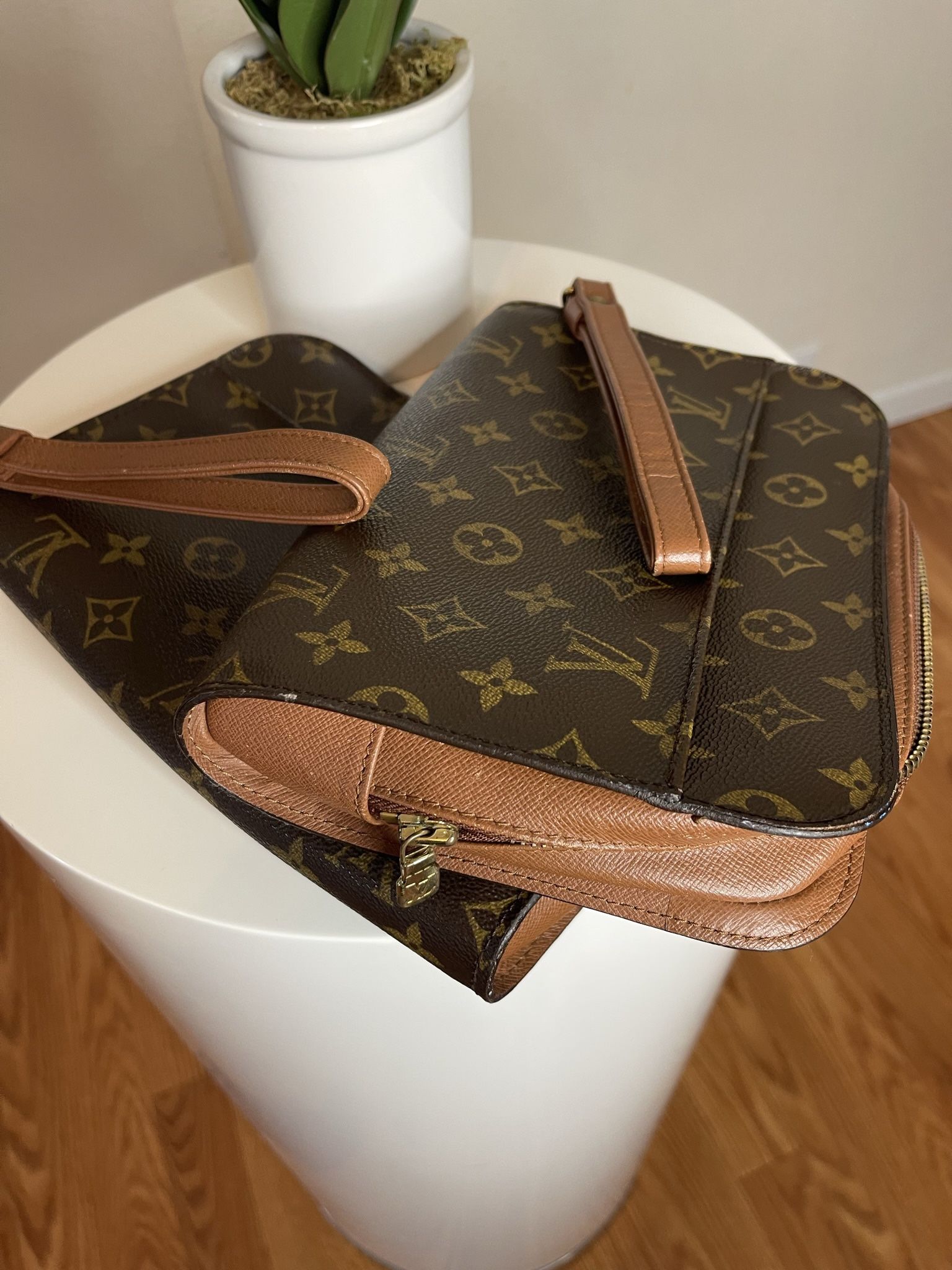 Louis Vuitton Clutch Purse Black With Gold Chain Strap for Sale in  Albuquerque, NM - OfferUp