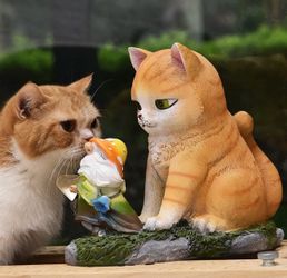CreiYuan Cat Garden Gnome Statue, Solar Light Lawn Decor Cat Playing with Gnome