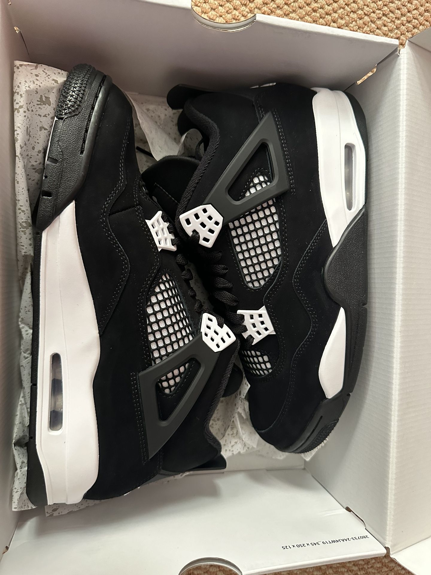 DS Jordan 4 white thunder men’s size 9.5, 10, 10.5, And 12 . Gs size 4.5y