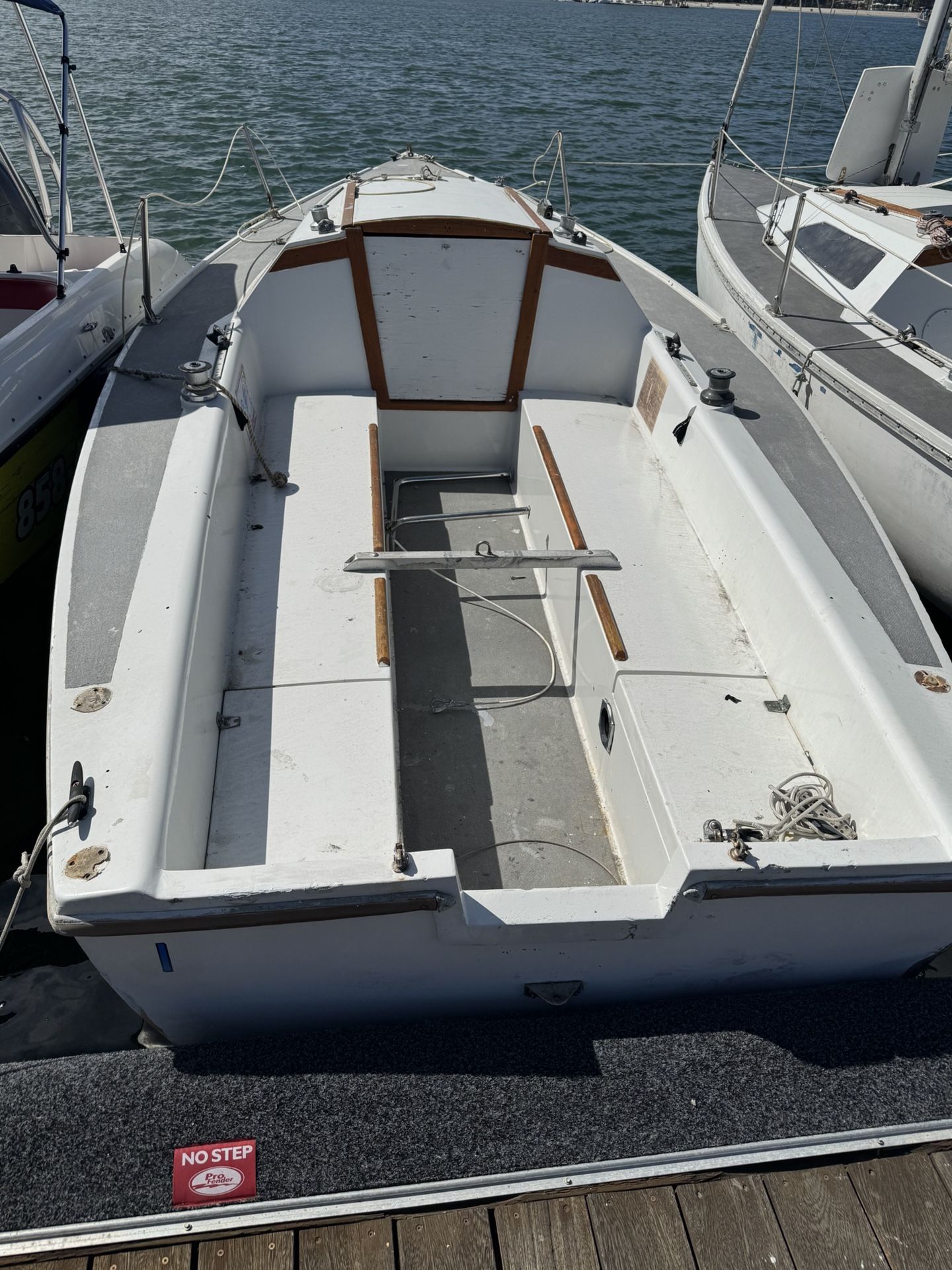 Catalina Capri 22 Sailboat