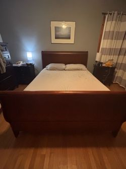 Gorgeous Queen Size Sleigh Bed