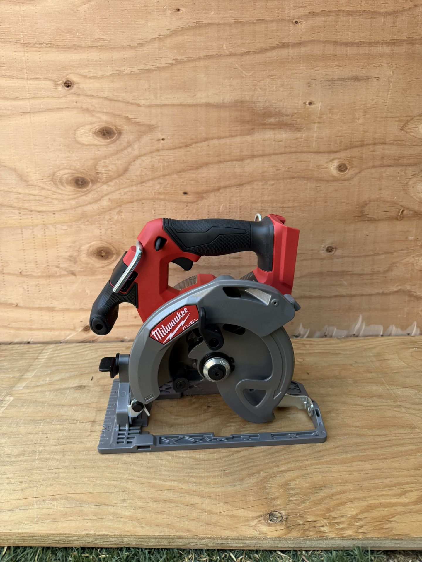 Milwaukee M18 FUEL 18V Lithium-Ion Brushless Cordless 6-1/2 in. Circular Saw (Tool-Only)