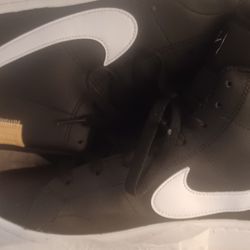 10.5 Black And White Nike