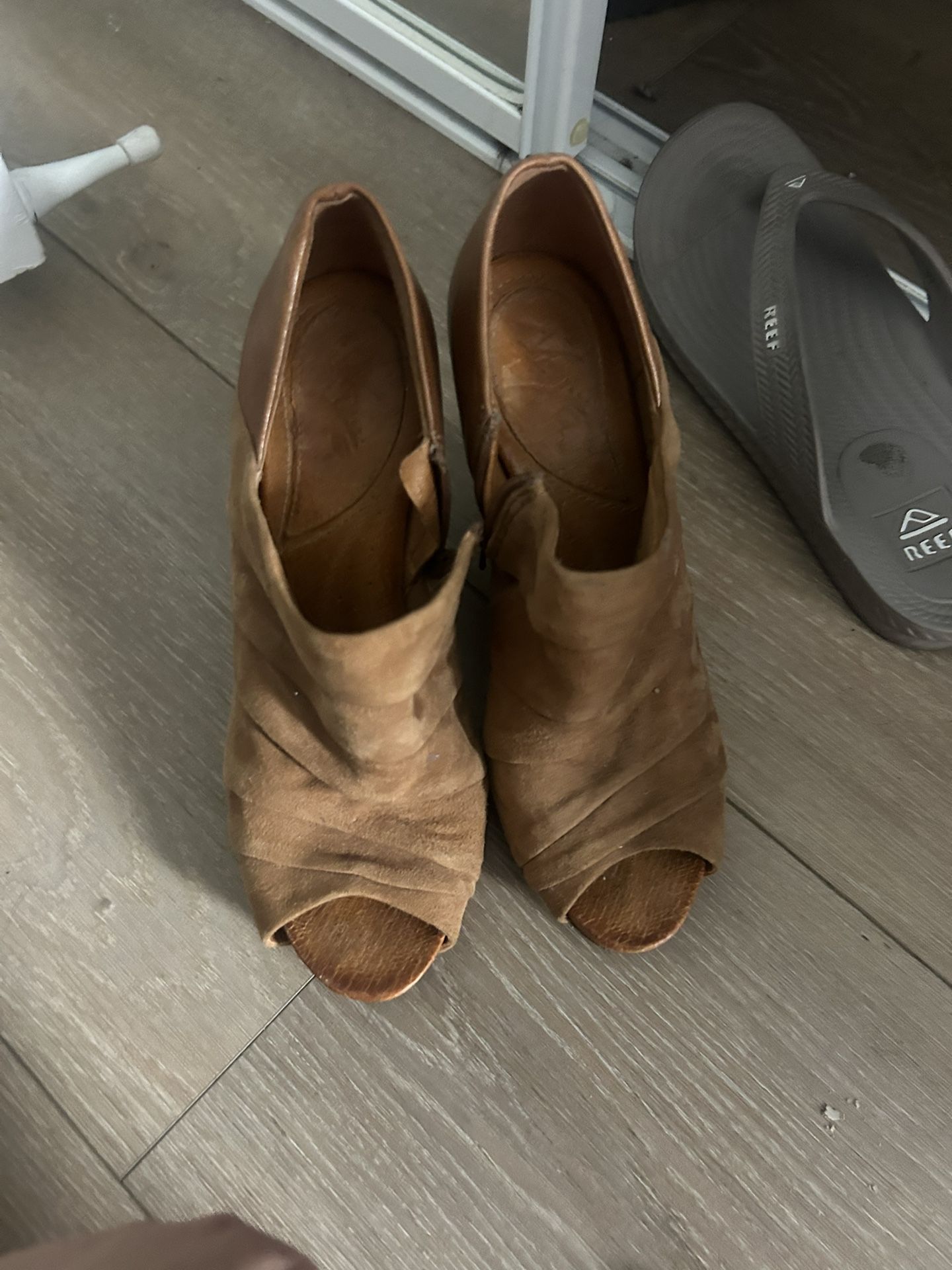 Naya Camel Wedges
