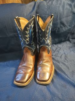 ARIAT SQUARE TOE BOOTS