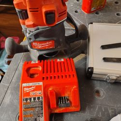 Milwaukee Fuel M18 Router With Bits
