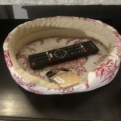 Small Pet Bed With Pink Collar 