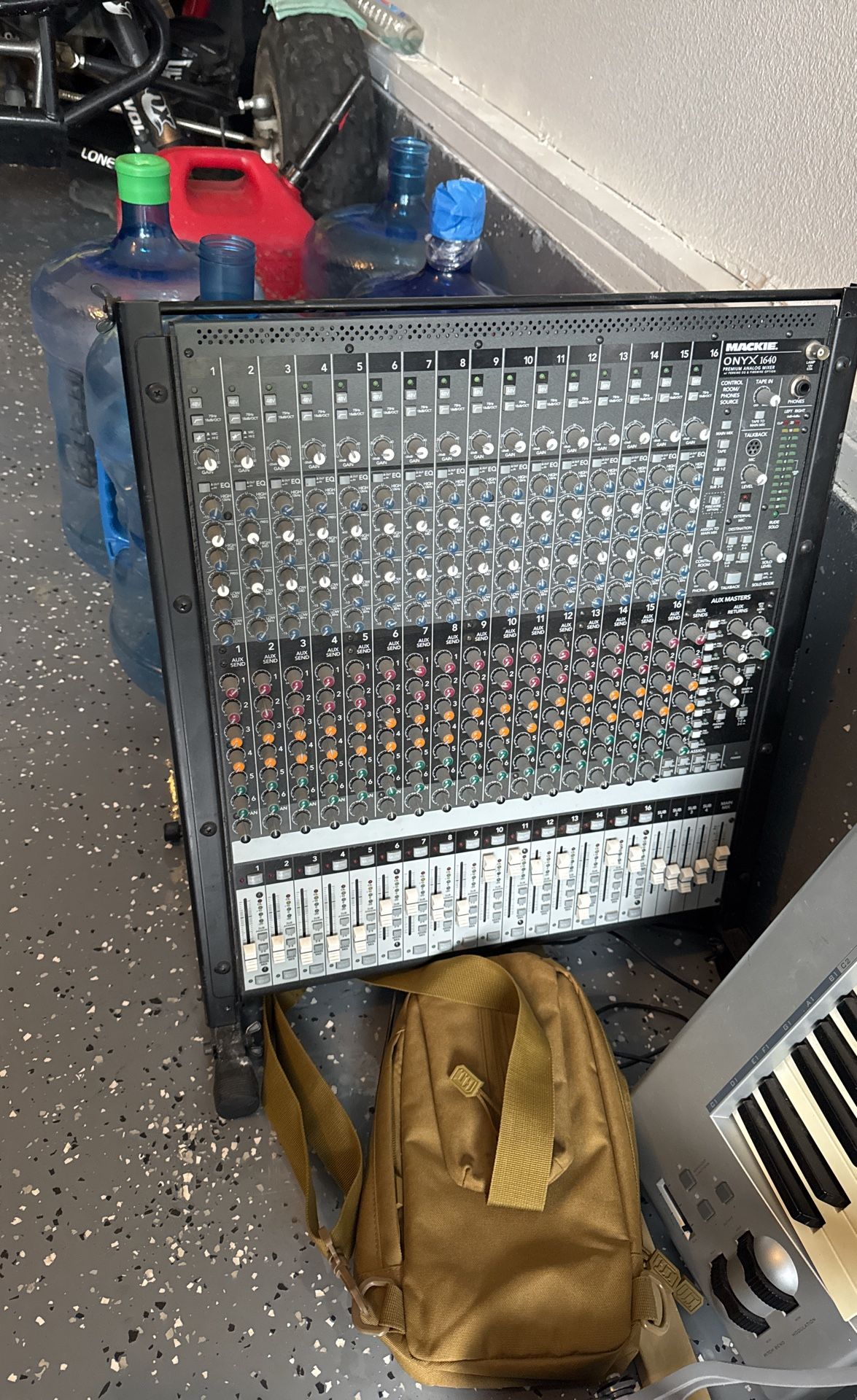 Mackie 16 Channel Mixer