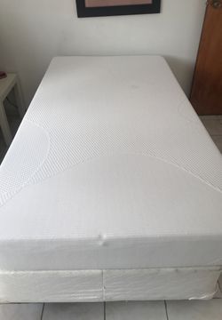 Cama twin colchón memory foam poco uso con box spring y frame de la cama