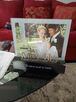 Picture Frame Mr And Mrs  10$ Due To Damage On Back 