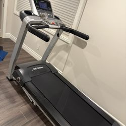 Life Fitness Treadmill 