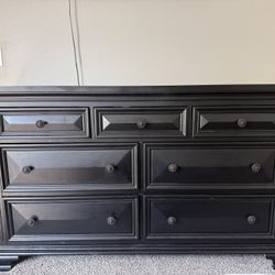 Furniture ! Dresser & 2  Nightstands 
