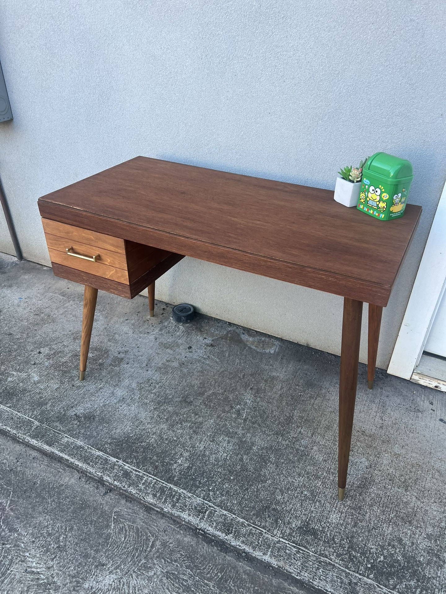 Cute compact mid-century writing desk w/ 1 drawer