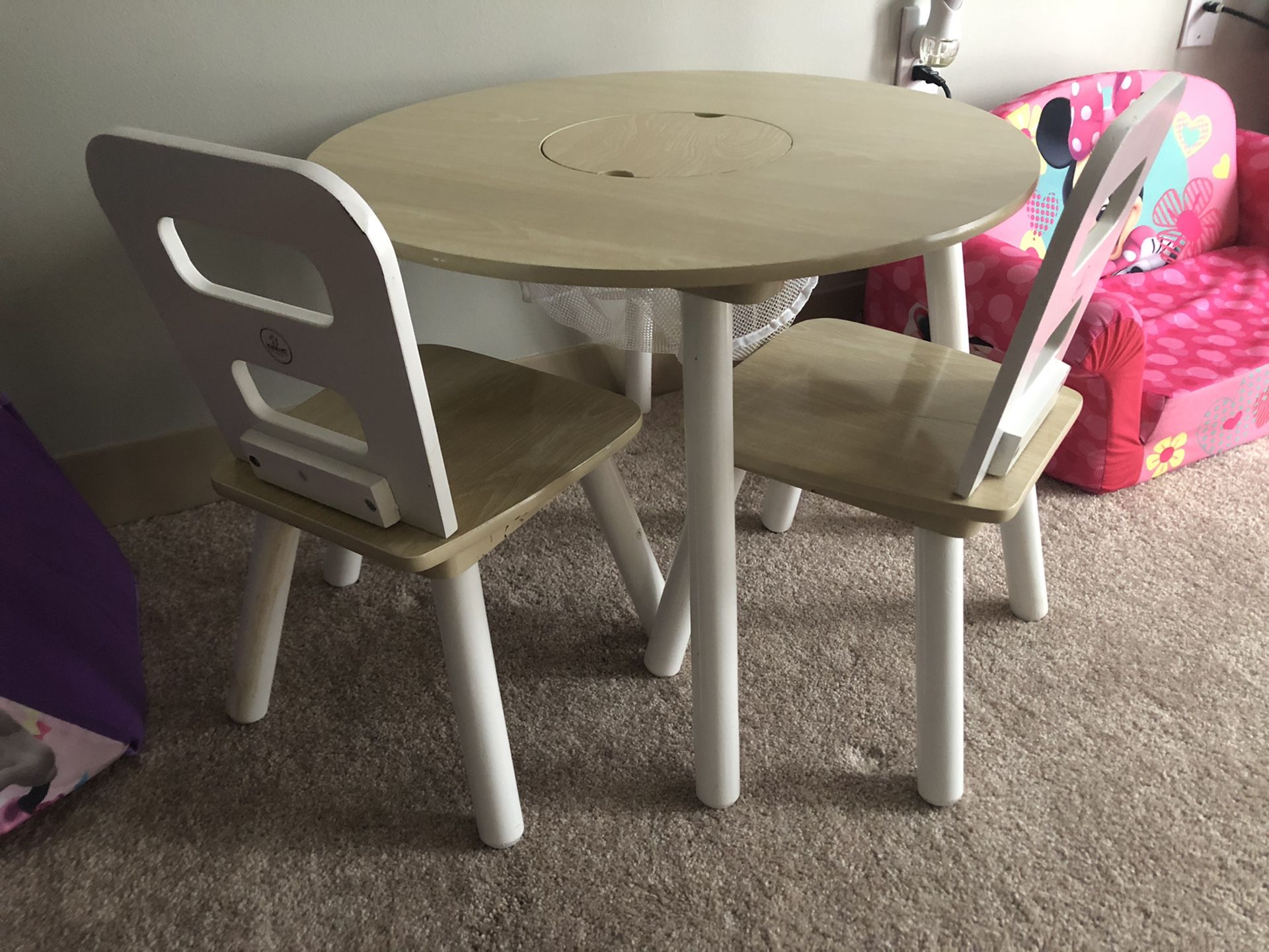 Kids table with 2 chairs