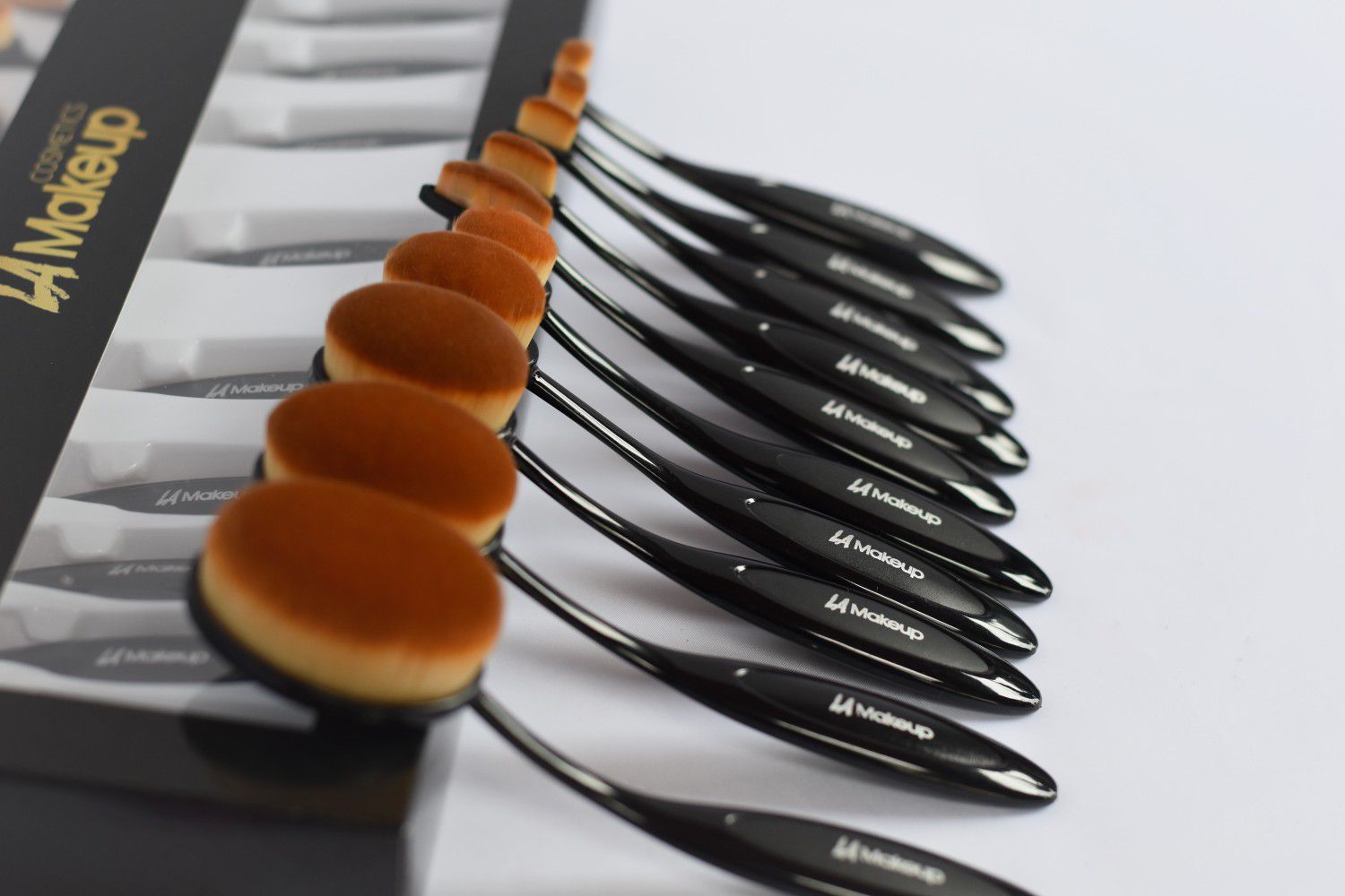 new. 10 pcs oval makeup brush set