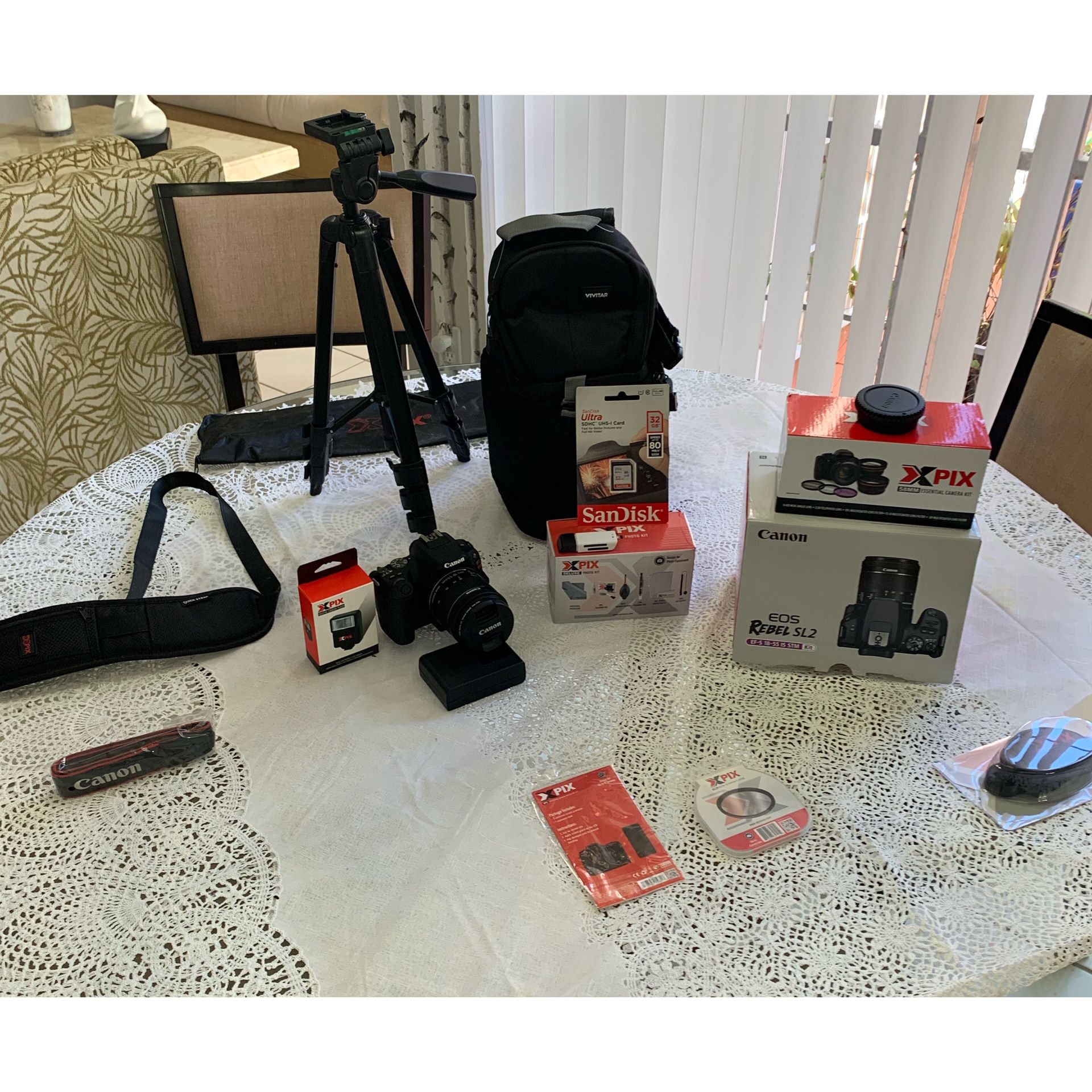 Canon EOS Rebel SL2 DSLR. Wi-for camera with EF-S 18-55 mm. STM LENS. With flash, plus lenses, filters, 32 go, backpack, Xpix tripod and cleaning kit