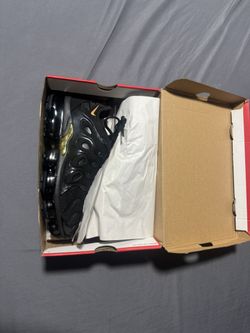 Black and gold vapor max shoes zapatos