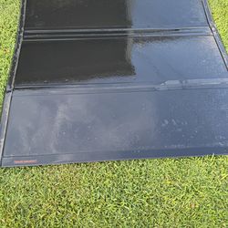 Rough country tri-fold bed cover