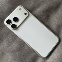 Apple iPhone 17 Pro Silver (Phones Locked)