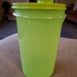Lime Green Tupperware NEW Handolier Container Pitcher 
36 oz Pour Spout 321-16
Line Green