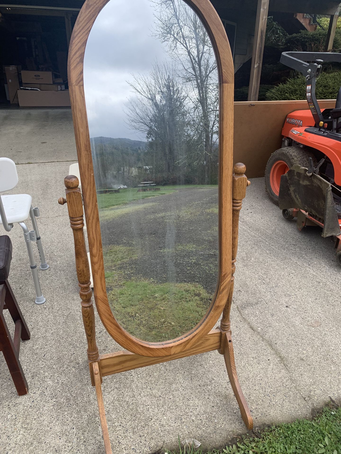 Stand Up Mirror needs to be cleaned in good condition