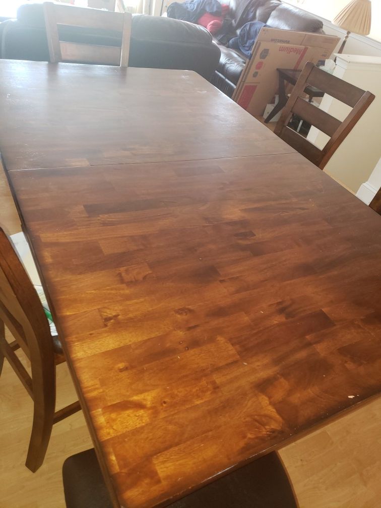 Dining Room Table with 6 chairs!