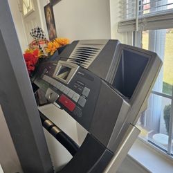 Like New Proform Excercise Machine Lots Of Features 